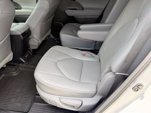 Used 2023 Toyota Highlander XLE AWD/4WD image 13