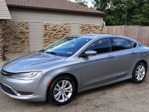 Used 2015 Chrysler 200 Limited w/ Convenience Group FWD image 4