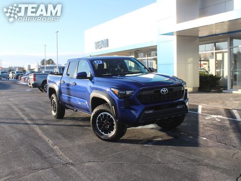 Used 2024 Toyota Tacoma TRD Off-Road image 2