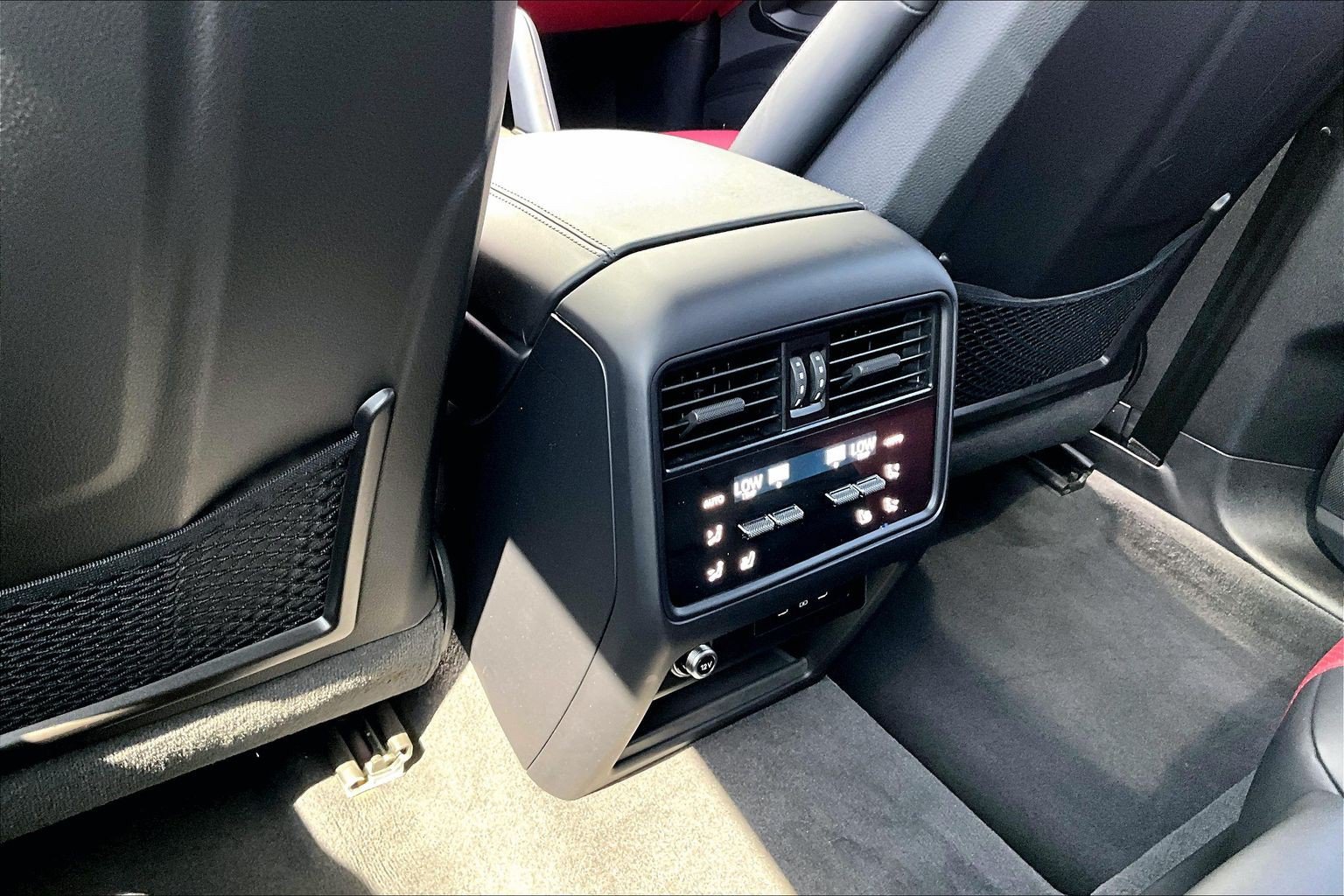 Certified 2025 Porsche Cayenne E-Hybrid Coupe w/ Premium Package Plus AWD/4WD image 34
