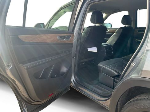Used 2025 Volkswagen Atlas SE AWD/4WD image 22