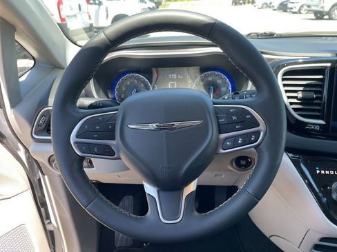 Used 2024 Chrysler Pacifica Touring-L FWD image 26