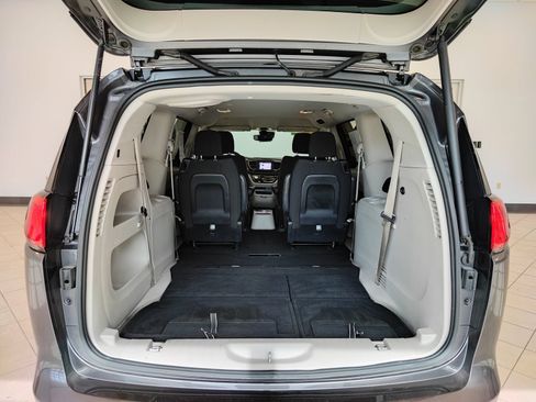 Used 2023 Chrysler Voyager LX FWD image 14