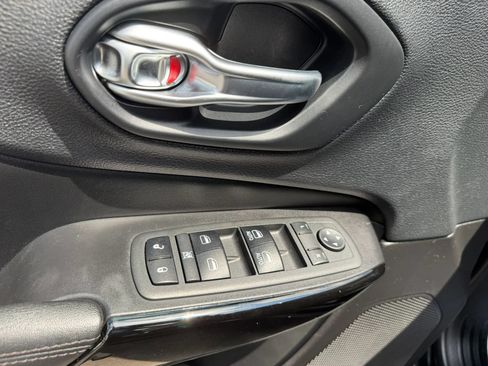 Used 2019 Jeep Cherokee Latitude Plus AWD/4WD image 26