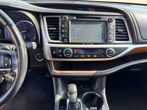 Used 2019 Toyota Highlander Limited Platinum AWD/4WD image 19
