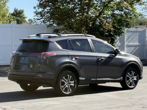 Used 2018 Toyota RAV4 LE AWD/4WD image 5