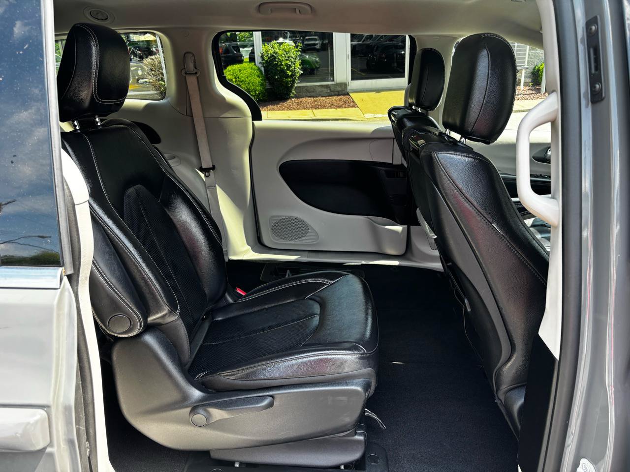 Used 2022 Chrysler Pacifica Touring-L w/ Uconnect Theater Family Group FWD image 21
