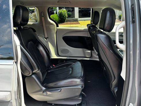 Used 2022 Chrysler Pacifica Touring-L w/ Uconnect Theater Family Group FWD image 21