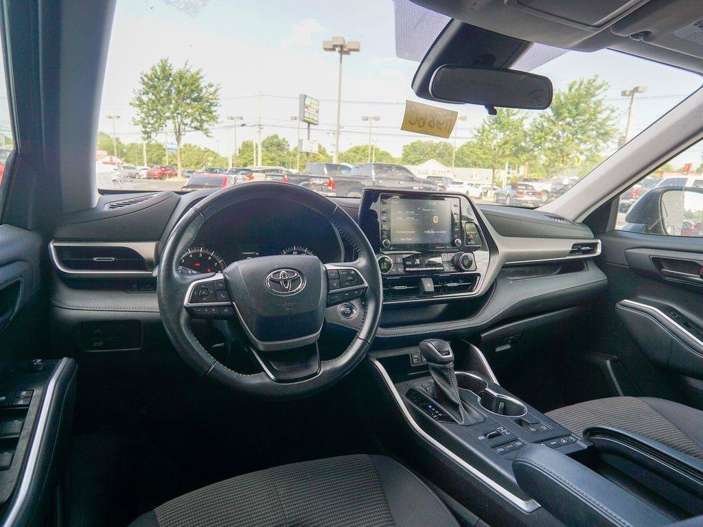 Used 2022 Toyota Highlander LE AWD/4WD image 25