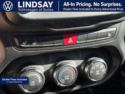 Used 2016 Jeep Renegade Latitude w/ Cold Weather Group FWD image 19