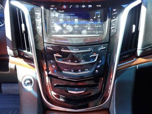 Used 2018 Cadillac Escalade ESV Luxury AWD/4WD image 14