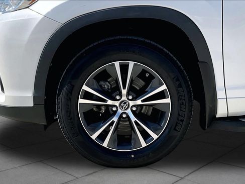 Used 2018 Toyota Highlander Plus FWD image 10
