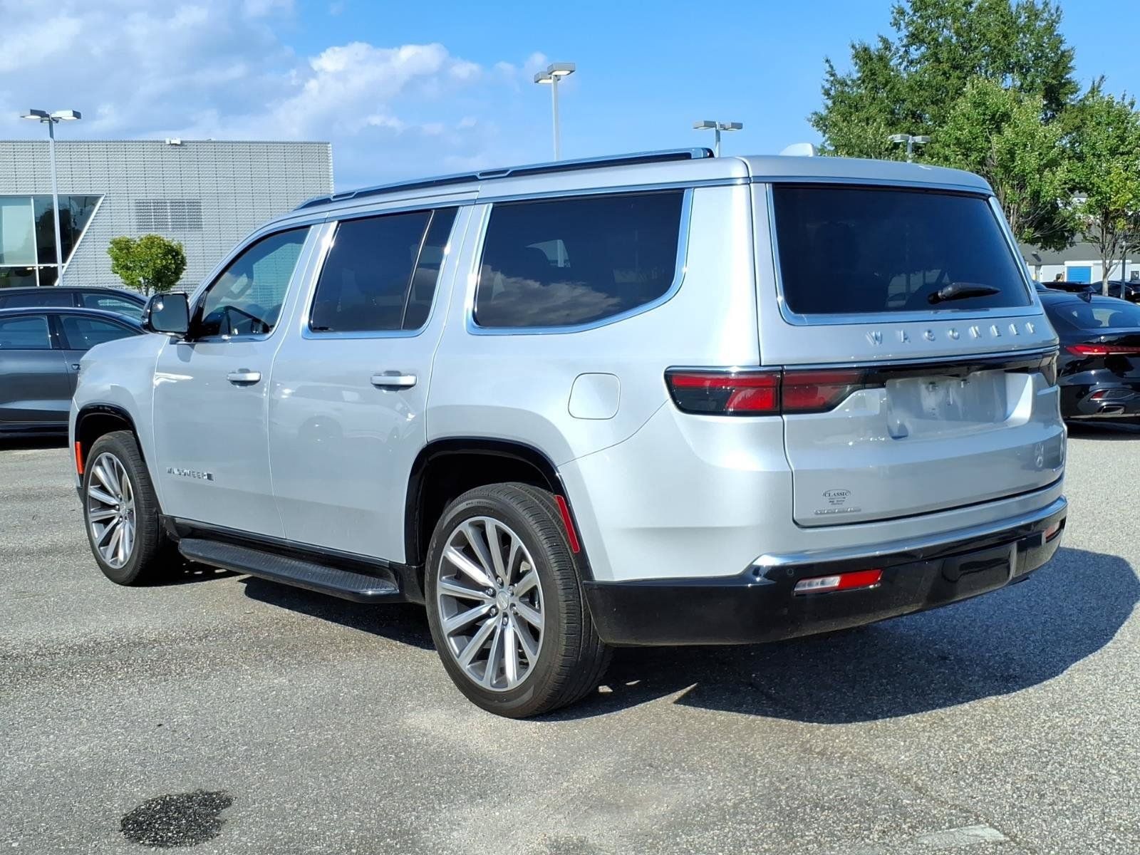 Used 2023 Jeep Wagoneer Series II AWD/4WD image 10