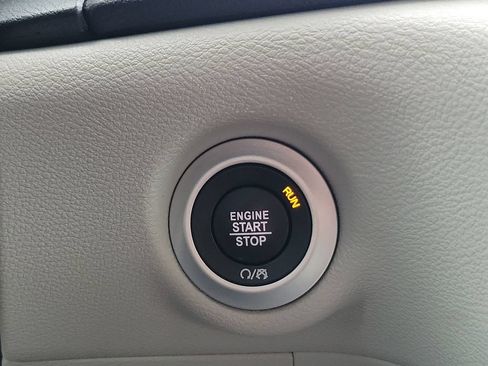 Certified 2024 Chrysler Pacifica Touring-L FWD image 24