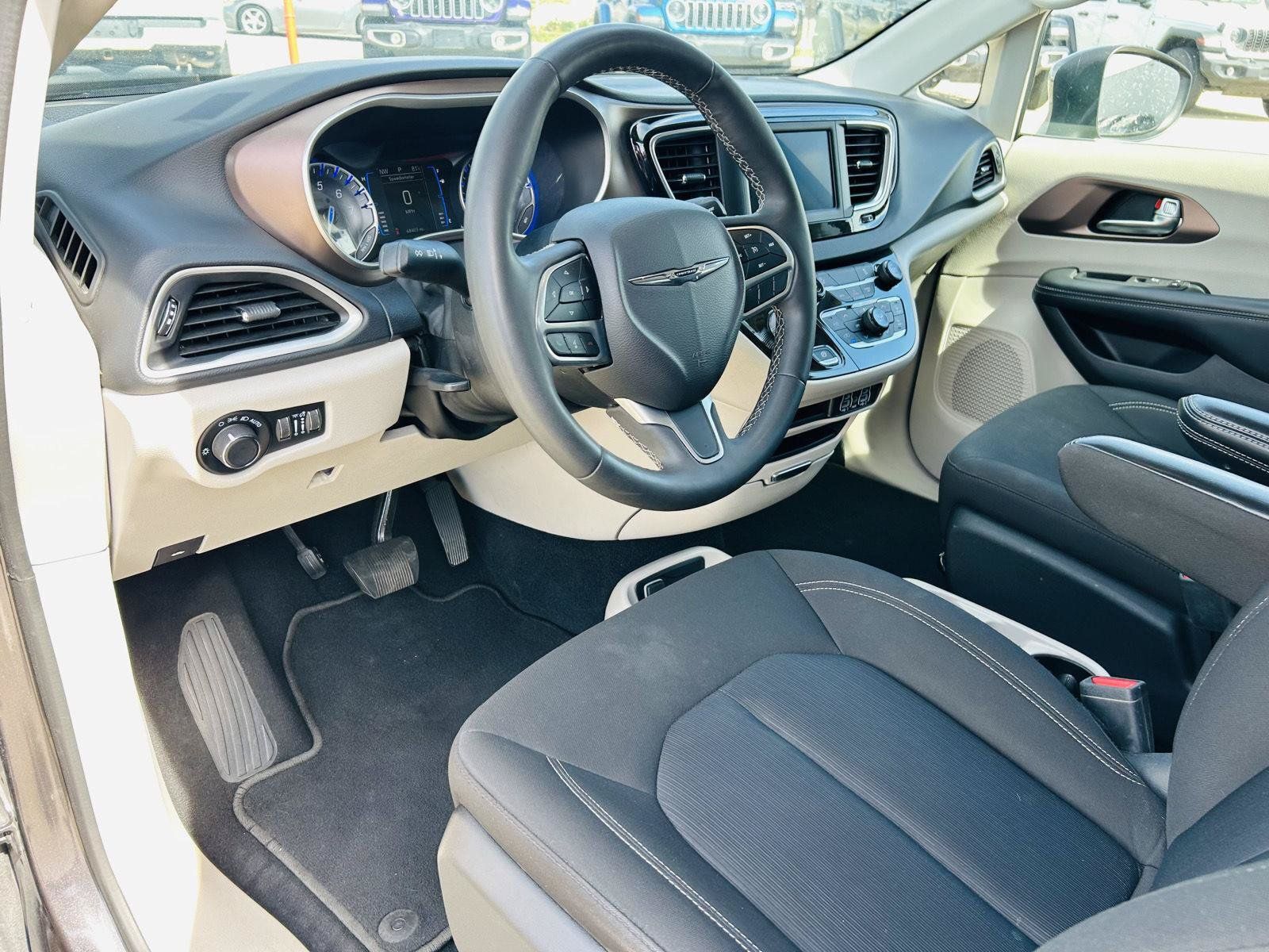 Used 2023 Chrysler Voyager LX FWD image 11