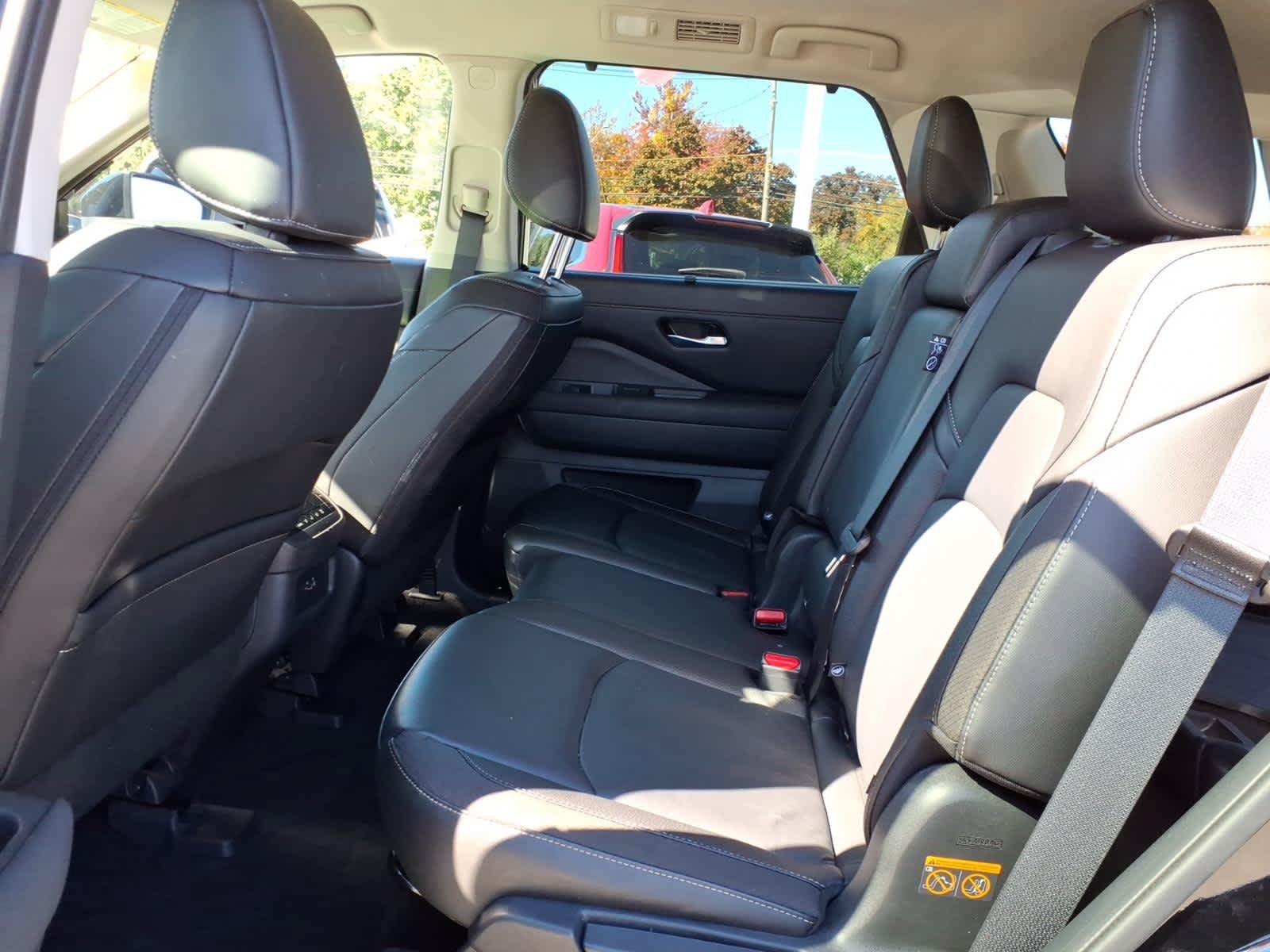 Used 2025 Nissan Pathfinder SL w/ Black Appearance Package AWD/4WD image 13