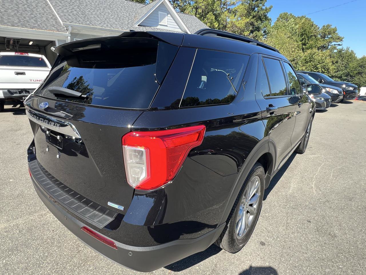 Used 2020 Ford Explorer XLT w/ Equipment Group 202A AWD/4WD image 5