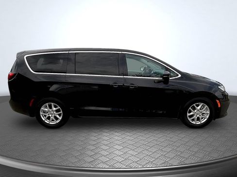 Used 2023 Chrysler Pacifica Touring-L FWD image 4