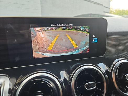 Used 2020 Mercedes-Benz GLB 250 4MATIC w/ Premium Package image 18