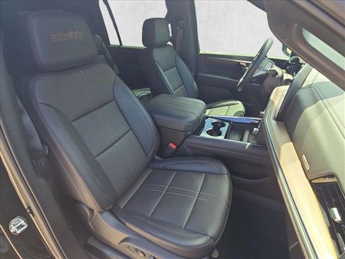 Used 2025 Chevrolet Suburban High Country AWD/4WD image 22