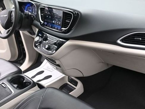 Used 2023 Chrysler Pacifica Touring-L FWD image 29