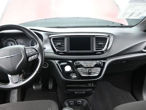 Used 2020 Chrysler Pacifica Touring w/ S Appearance Package FWD image 23