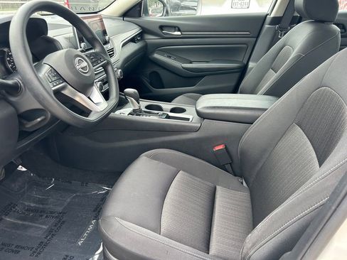 Used 2025 Nissan Altima 2.5 SV FWD image 11