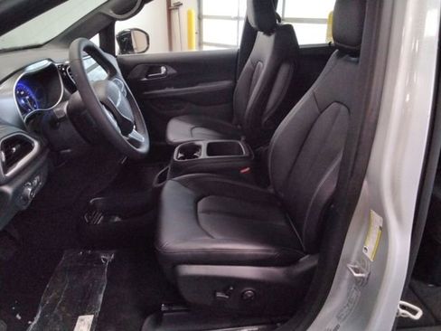 New 2026 Chrysler Pacifica Select image 9