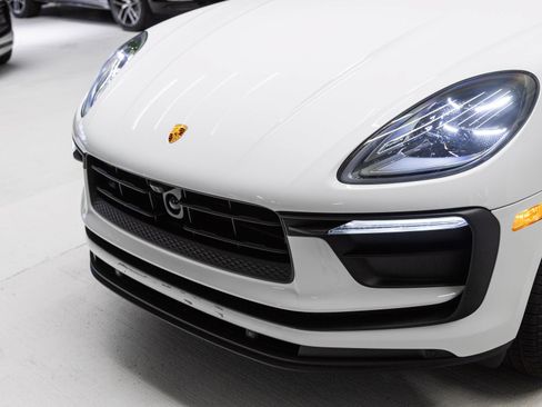 Certified 2026 Porsche Macan AWD/4WD image 32