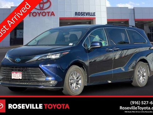 Used 2025 Toyota Sienna XLE FWD image 1
