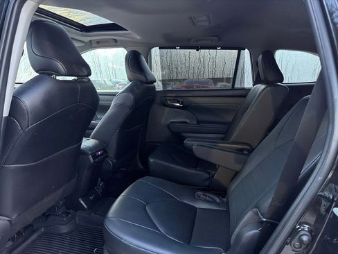 Used 2023 Toyota Highlander XLE FWD image 6