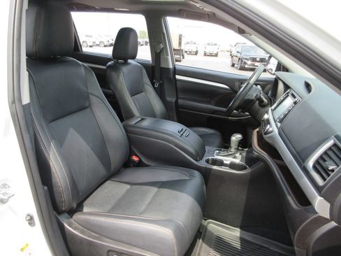 Used 2019 Toyota Highlander XLE AWD/4WD image 22