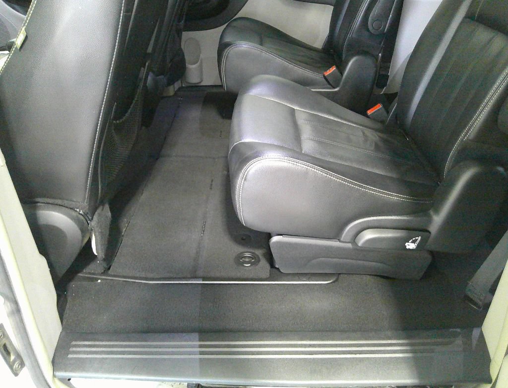 Used 2014 Chrysler Town & Country Touring FWD image 36