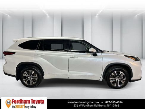 Used 2022 Toyota Highlander XLE image 2