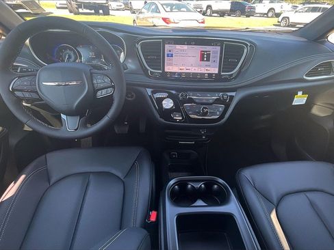 New 2026 Chrysler Pacifica Select image 5