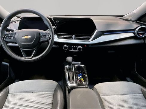 Used 2025 Chevrolet Trax LT FWD image 8