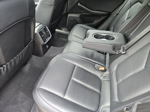 Used 2024 Porsche Macan AWD/4WD image 40