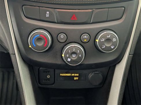 Used 2019 Chevrolet Trax LT w/ LT Convenience Package image 21