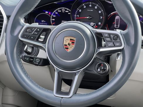 Certified 2023 Porsche Cayenne Platinum Edition image 22