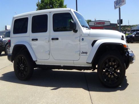 Certified 2025 Jeep Wrangler Unlimited Sahara w/ Safety Group AWD/4WD image 5