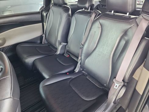 Used 2025 Kia Carnival FWD image 38