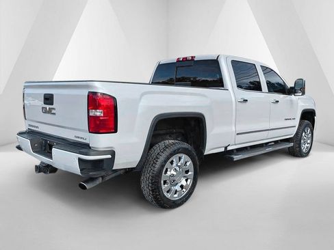 Used 2018 GMC Sierra 2500 Denali w/ Suspension Package, Off-Road AWD/4WD image 8