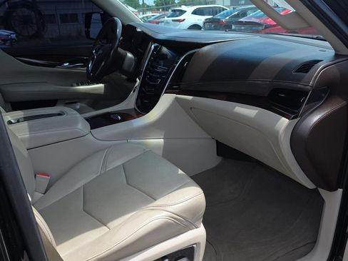 Used 2015 Cadillac Escalade Luxury RWD image 17