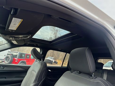 Used 2024 Jeep Grand Cherokee Laredo X image 18