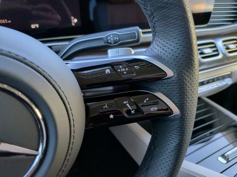 Used 2025 Mercedes-Benz GLS 450 4MATIC image 24