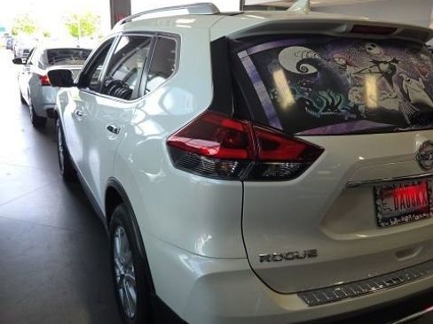 Used 2018 Nissan Rogue SV w/ Premium Package FWD image 3