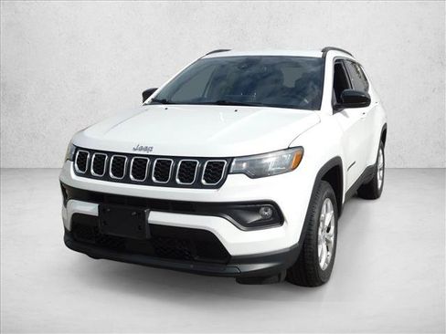 Used 2024 Jeep Compass Latitude AWD/4WD image 2