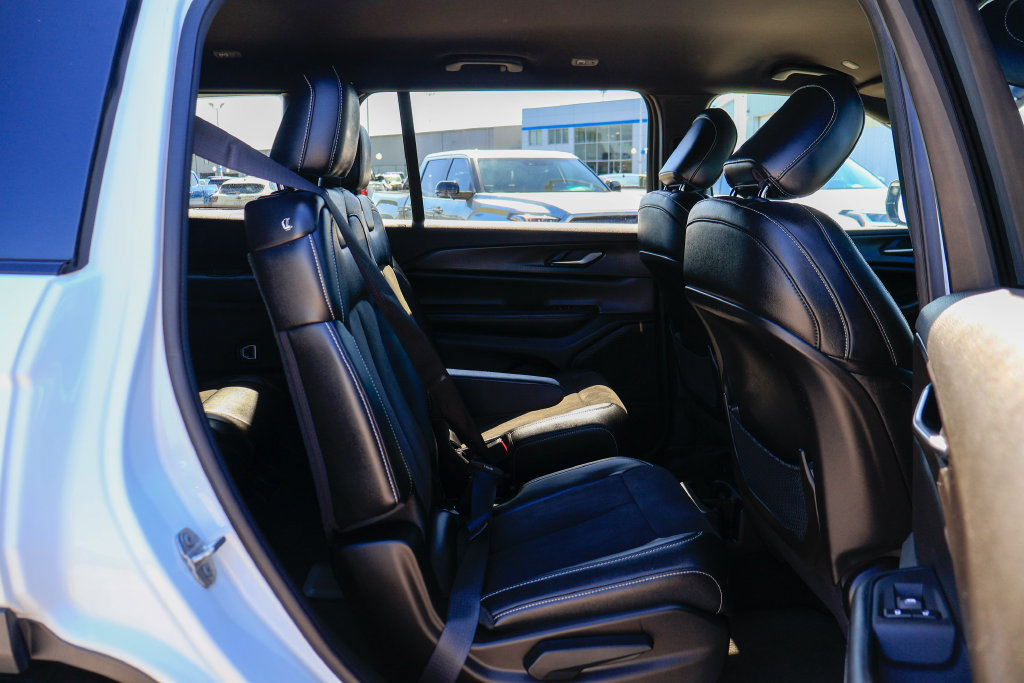 Used 2023 Jeep Grand Cherokee L Laredo RWD image 12