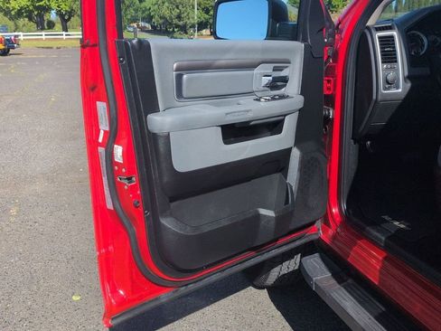 Used 2017 RAM 1500 Classic SLT AWD/4WD image 9