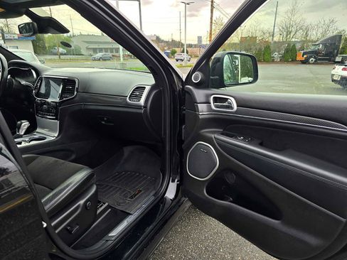 Used 2019 Jeep Grand Cherokee SRT image 9